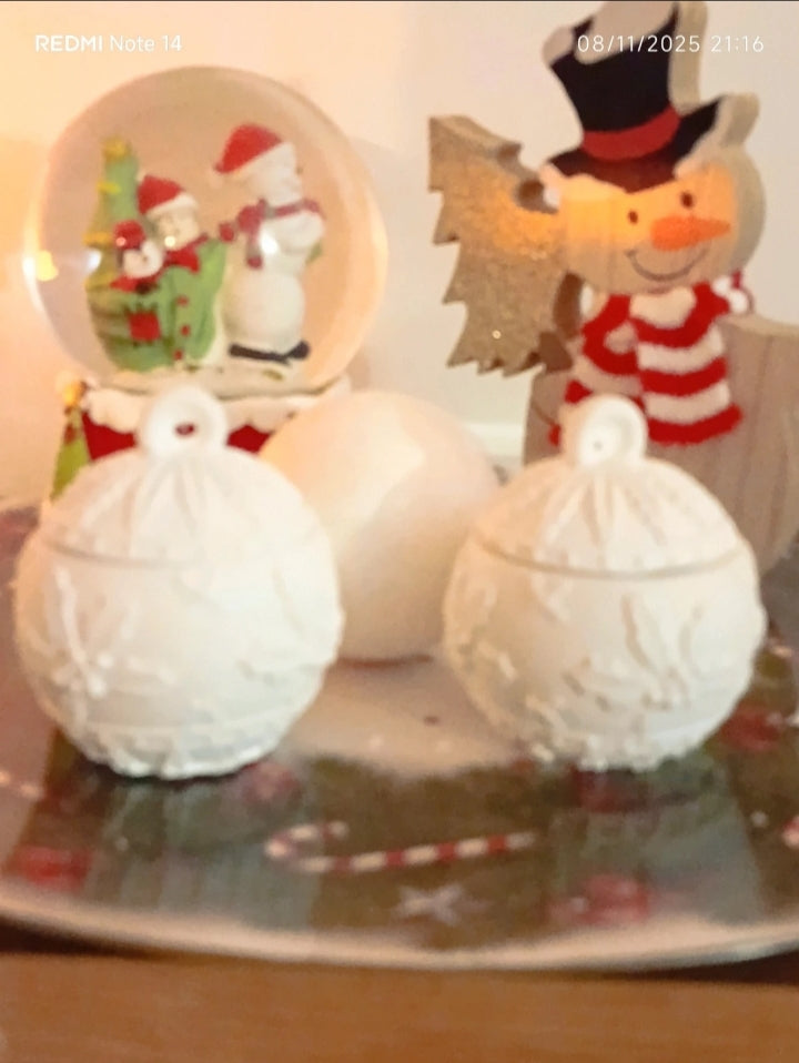 Composition décorative de Noël – Boules enneigées ❄️✨